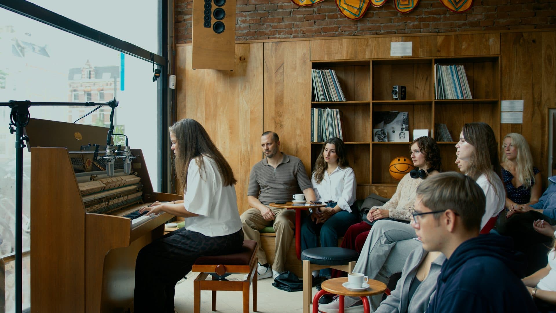 Coffee + Piano at Bouncespace in Amsterdam: a pianist at the upright, the audience listening from the couches