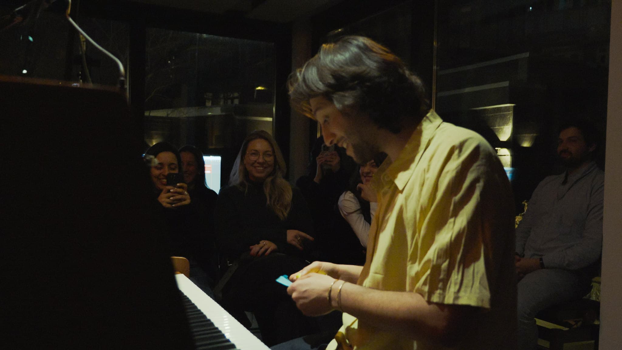 An Andante Piano evening in the Disruptive Records studio on the Admiralengracht in Amsterdam: the artist at the opened upright piano, the audience close enough to lean in.